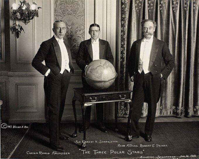Trzech czołowych polarnik&oacute;w: Roald Amundsen, Ernest Shackleton i&nbsp;Robert Peary na&nbsp;zdjęciu w&nbsp;Filadelfii w&nbsp;styczniu 1913 roku