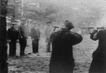Członkowie niemieckiego Selbstschutzu rozstrzeliwujący Polak&oacute;w, 1939 rok