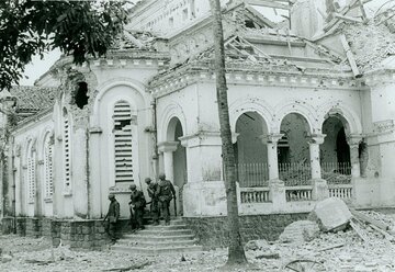 Amerykańscy marines w&nbsp;ruinach kościoła w&nbsp;Huế. Luty 1968&nbsp;r.