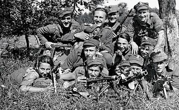 Danuta Siedzik&oacute;wna "Inka" (na dole, pierwsza z&nbsp;lewej) z&nbsp;żołnierzami 4. Szwadronu 5. Brygady Wileńskiej AK w&nbsp;1945&nbsp;r.