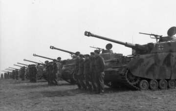 Żołnierze Dywizji Hitlerjugend przy swoich czołgach. Francja, marzec 1944&nbsp;r.
