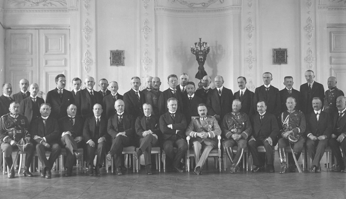 Uroczystości zjednoczenia Wileńszczyzny z Polską. Józef Piłsudski i członkowie Tymczasowej Komisji Rządzącej Litwy Środkowej, kwiecień 1920
