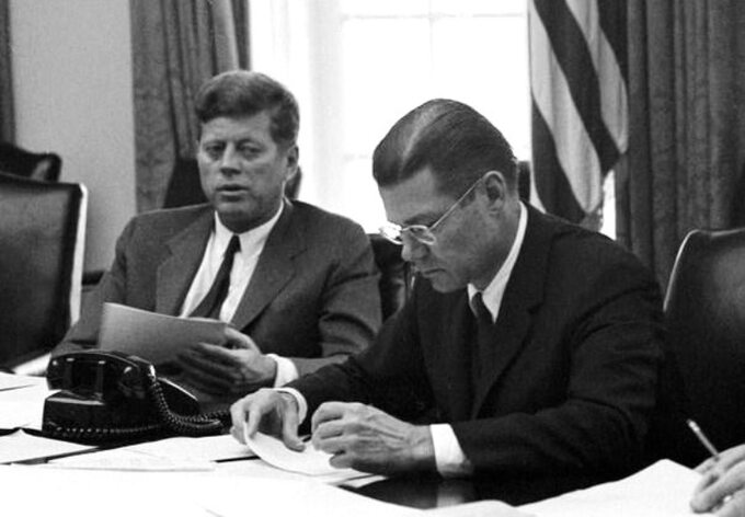 Președintele J.F. Kennedy și secretarul american al Apărării R.  Macnamara