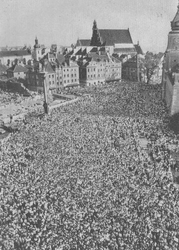 Spotkanie Jana Pawła II&nbsp;z&nbsp;młodzieżą przed kościołem św. Anny w&nbsp;Warszawie, widok z&nbsp;wieży kościoła na&nbsp;plac Zamkowy, 3&nbsp;czerwca 1979