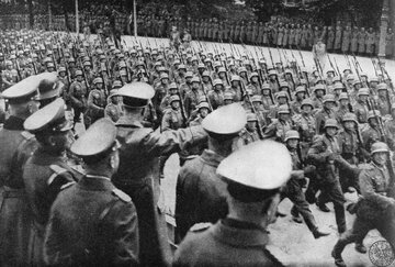 Adolf Hitler pozdrawia maszerujący oddział niemieckiej piechoty podczas defilady w&nbsp;Alejach Ujazdowskich, 5&nbsp;października 1939