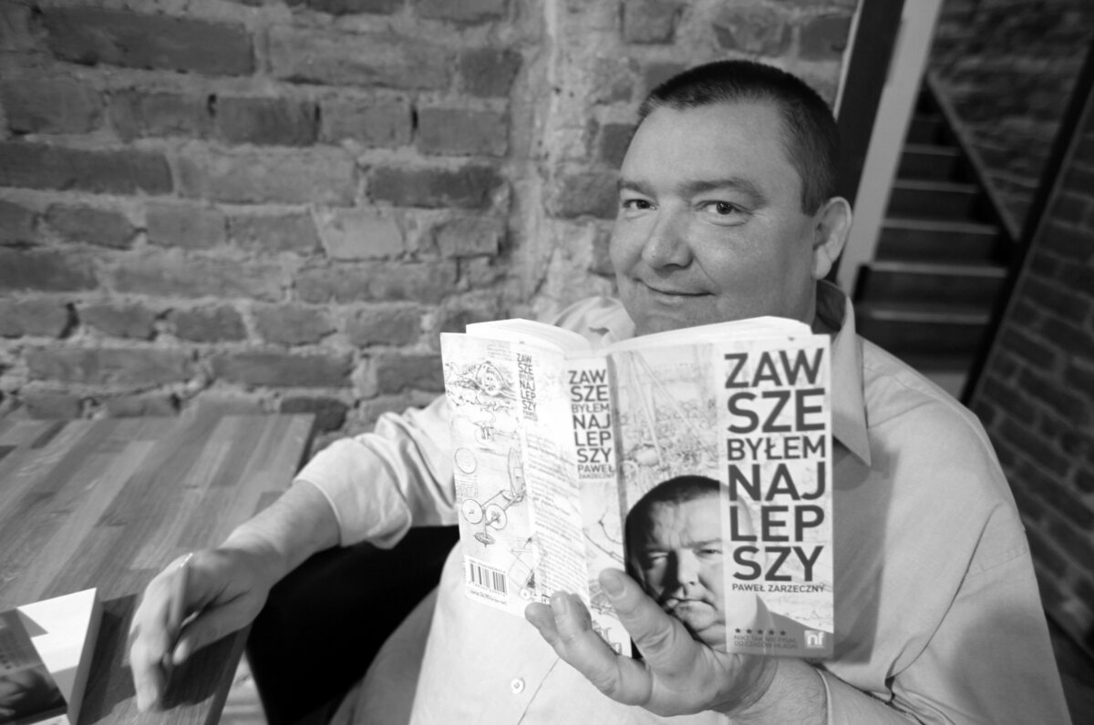 Paweł Zarzeczny – polski dziennikarz sportowy, pisarz i publicysta. Był zastępcą redaktora naczelnego tygodnika „Piłka Nożna” i „Przeglądu Sportowego". Zmarł 25 marca 2017 r. 