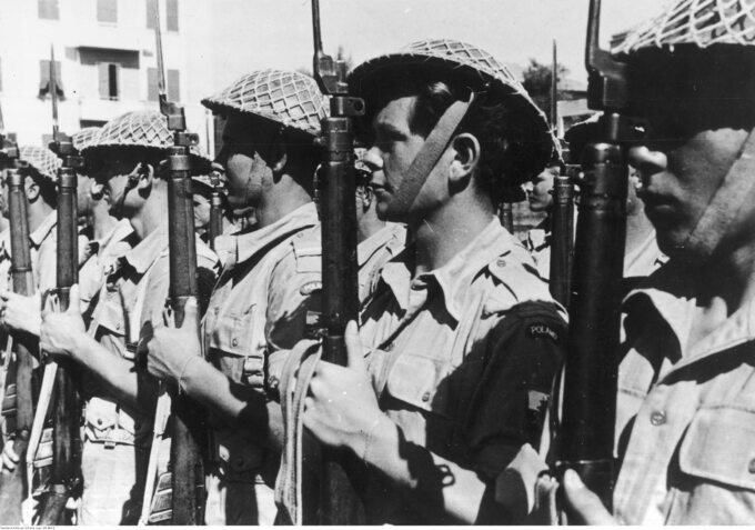 Kompania 3 Dywizji Strzelców Karpackich w Ankonie. Żołnierze wyposażeni są w karabiny Lee-Enfield, 19 lipca 1944 r. - dzień po zdobyciu miasta