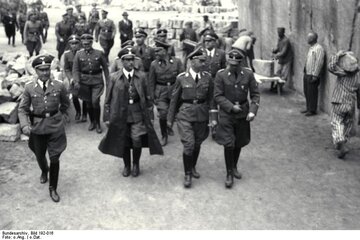 Wizyta w&nbsp;niemieckim obozie koncentracyjnym. W&nbsp;długim płaszczu Franz Kutschera