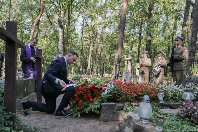 Prezydent Andrzej Duda na&nbsp;grobie Tadeusza Mazowieckiego