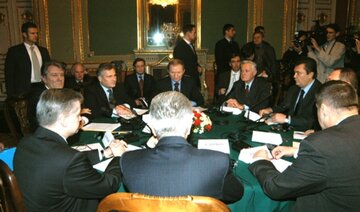 Obrady "okrągłego stołu" podczas pomarańczowej rewolucji na&nbsp;Ukrainie. Brał w&nbsp;nich udział m.in. prezydent RP A. Kwaśniewski