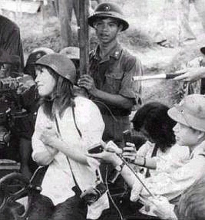Jedno ze zdjęć, jakie Fonda (w hełmie) dała sobie zrobić z żołnierzami Wietkongu.