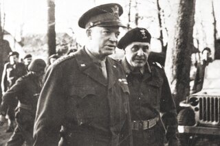 Gen. Dwight Eisenhower podczas wizytacji 1. Dywizji Pancernej. Gen. Stanisław Maczek po&nbsp;prawej.