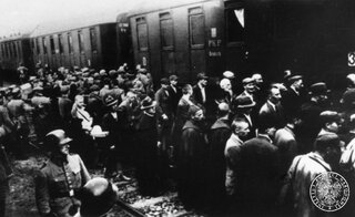 Więźniowie pierwszego transportu do obozu Auschwitz