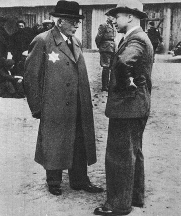 Chaim Rumkowski w&nbsp;czasie rozmowy z&nbsp;niemieckim nadzorcą getta Hansem Biebowem