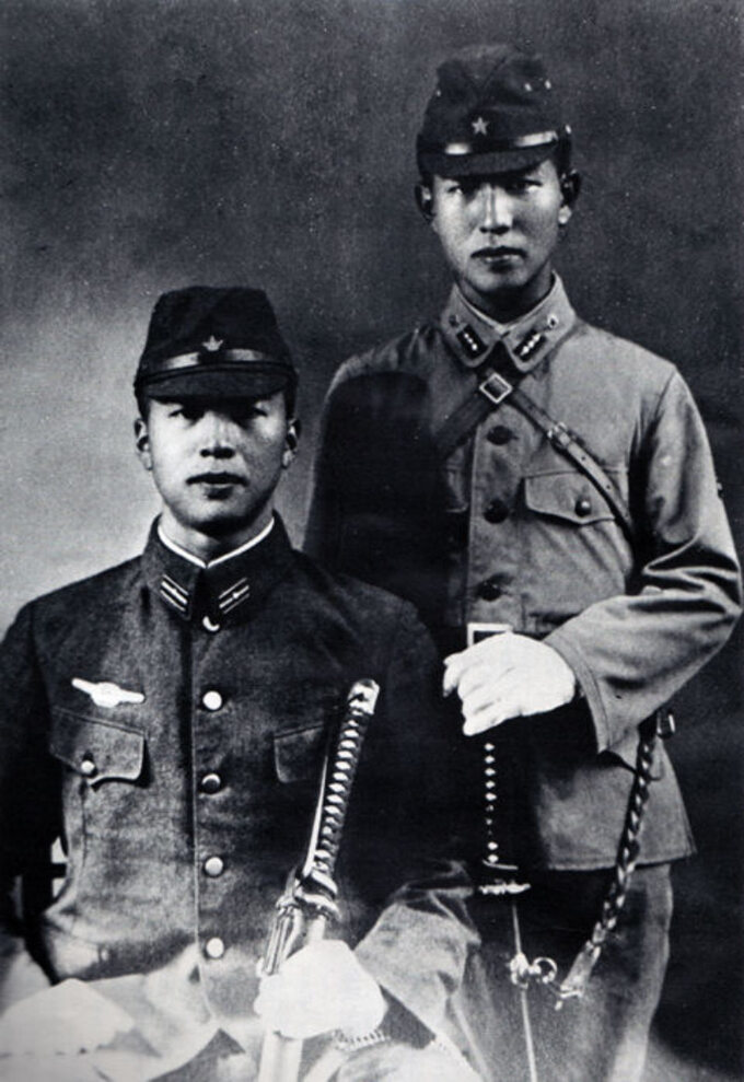 Hiroo Onoda (po prawej) wraz z  młodszym bratem, 1944 rok.