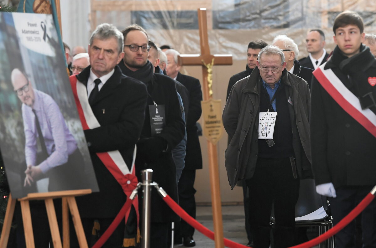 Redaktor naczelny „Gazety Wyborczej” Adam Michnik na pogrzebie prezydenta Gdańska Pawła Adamowicza 
