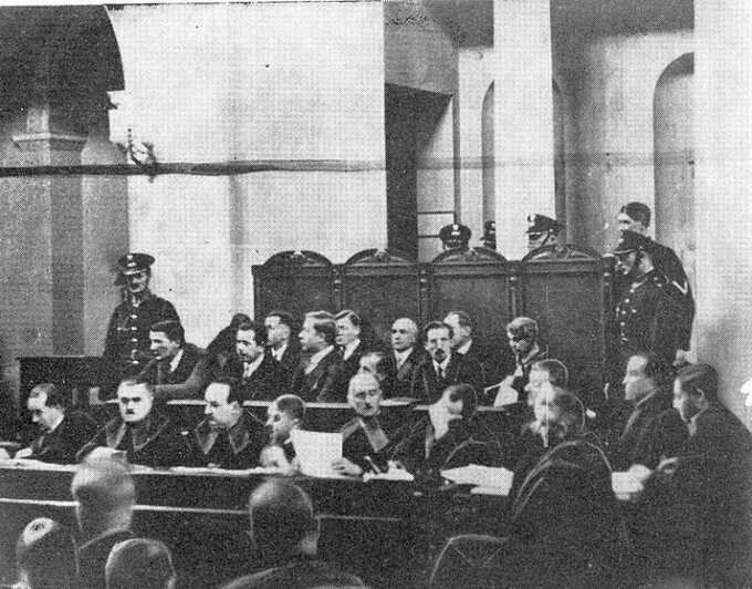 Ława oskarżonych w czasie procesu brzeskiego