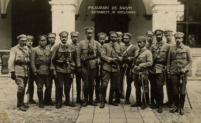 Józef Piłsudski ze swoim sztabem przed Pałacem Gubernialnym w Kielcach w 1914 roku