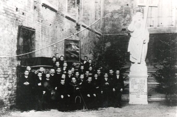 Fotografia wykonana w pierwszy dzień XX w., widoczny posąg Zbawiciela
