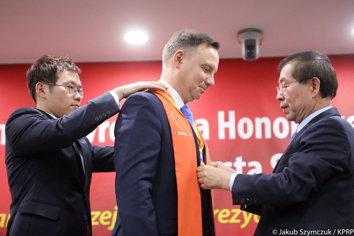 Prezydent Andrzej Duda otrzymał tytuł Honorowego Obywatela Seulu. Ceremonia odbyła się w Ratuszu Miasta. 
