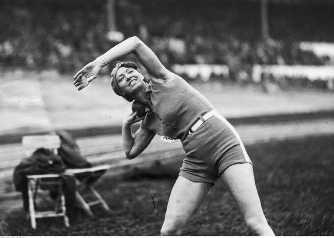 Halina Konopacka podczas pchnięcia kulą, Międzynarodowe zawody lekkoatletyczne na Stadionie Wojska Polskiego im. Marszałka Józefa Piłsudskiego w Warszawie, 1930.