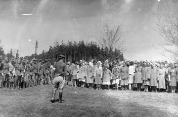 Żołnierze Brygady Świętokrzyskiej NSZ (po lewej) i&nbsp;grupa uwolnionych więźniarek (po prawej) z&nbsp;wyzwolonego 5&nbsp;maja 1945 roku obozu w&nbsp;Holiszowie (Czechy)