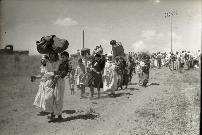 W 1948 r. Żydzi wypędzili 730 tys. Palestyńczyk&oacute;w z ich dom&oacute;w i ziemi. Na zdjęciu: arabskie kobiety i dzieci wypędzone ze wsi Tantura, następnie zniszczonej