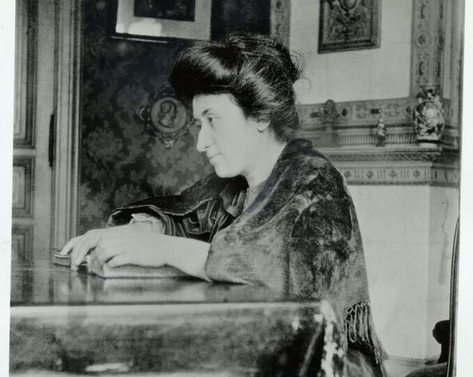 Róża Luksemburg w swoim domu w Berlinie, 1907 r.