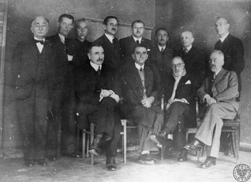 Zakładnicy zatrzymani przez Niemc&oacute;w na&nbsp;czas defilady 5.10.1939. Siedzą od&nbsp;lewej: senator Artur Śliwiński, senator Zdzisław Lubomirski, senator Ludwik Evert, radny Teofil Witold Staniszkis. Stoją: radny Abraham Gepner, Władysław Baranowski