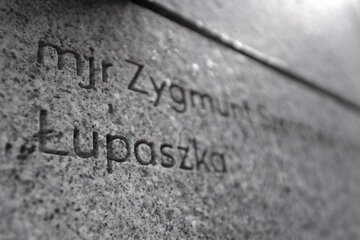 Gr&oacute;b jednego z&nbsp;legendarnych dow&oacute;dc&oacute;w żołnierzy wyklętych, zamordowanego przez komunist&oacute;w, mjr. Zygmunta Szendzielarza ps. Łupaszka na&nbsp;Cmentarzu Wojskowym na&nbsp;warszawskich Powązkach,