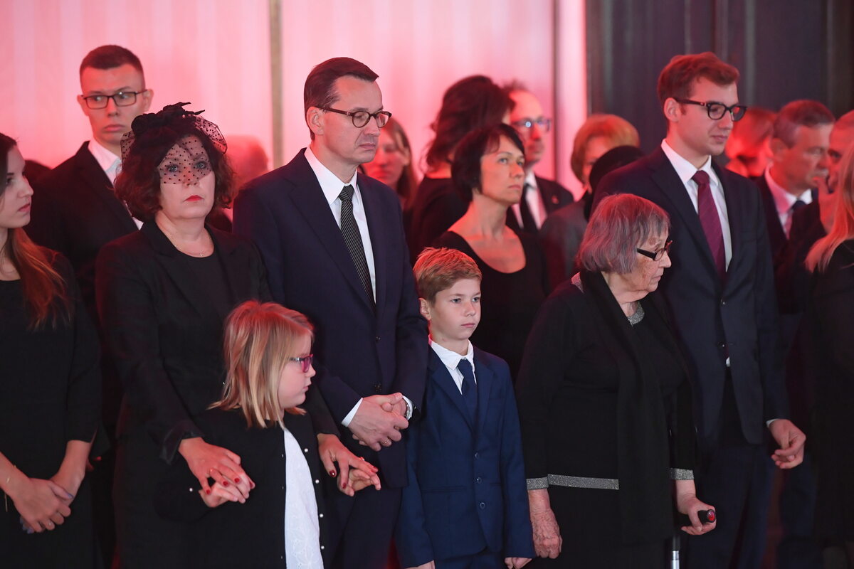 Premier Mateusz Morawiecki z rodziną podczas pożegnania Kornela Morawieckiego w Sejmie 