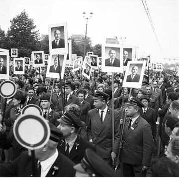 Kolejarze niosący portety Władysława Gomułki, 1&nbsp;maja 1968 roku w&nbsp;Warszawie