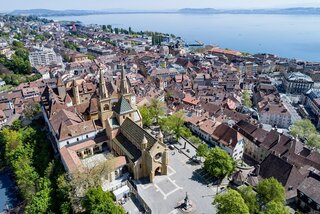 Miasto Neuchatel w&nbsp;Szwajcarii nad jeziorem Neuchatel