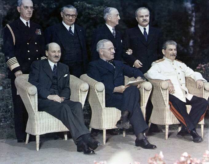 Clement Attlee, Harry Truman i Józef Stalin podczas konferencji w Poczdamie