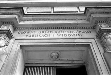 Portal ze&nbsp;zburzonej siedziby Gł&oacute;wnego Urzędu Kontroli Prasy, Publikacji i&nbsp;Widowisk wyeksponowany w&nbsp;holu biurowca Liberty Corner przy ul. Mysiej 5&nbsp;w&nbsp;Warszawie