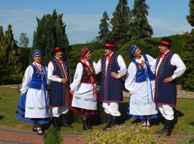 Zespół Folklorystyczny "Snutki" w strojach kaszubskich