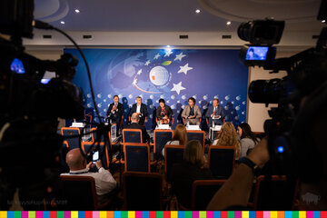 Mariusz Dudziński, Romuald Wołyniec, Magdalena Nowak, Kacper Wieczorek i&nbsp;Paweł Wnukowski rozpoczynają debatę na&nbsp;Forum Ekonomicznym w&nbsp;Karpaczu. Panel prowadzi dziennikarz ekonomiczny Karol Wasilewski