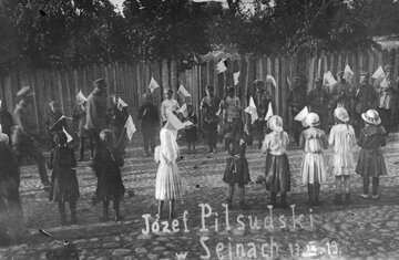 Sejneńskie dzieci witają Naczelnika Państwa J&oacute;zefa Piłsudskiego, 14 września 1919 roku