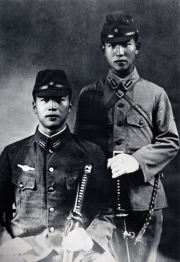Hiroo Onoda (po prawej) wraz z&nbsp; młodszym bratem, 1944 rok.