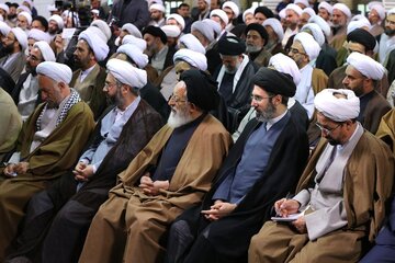 Mojtaba Chamenei (drugi z&nbsp;prawej w&nbsp;pierwszym rzędzie), syn byłego najwyższego przyw&oacute;dcy Iranu Alego Chemeneiego