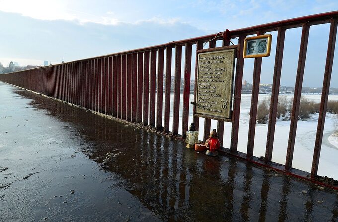 Tablica na moście Śląsko-Dąbrowskim, wspierającym się na filarach mostu Kierbedzia, upamiętniająca dwóch uczestników akcji na Kutscherę - „Sokoła” (Kazimierza Sotta) i „Juno” (Zbigniewa Gęsickiego).