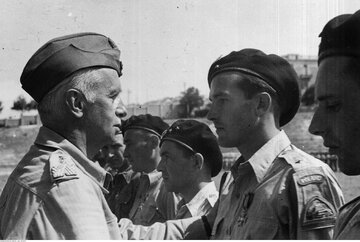Gen. Kazimierz Sosnkowski odznacza żołnierzy 2&nbsp;Korpusu Polskiego krzyżami Orderu Virtuti Militari po&nbsp;zajęciu Ankony 19 lipca 1944 roku