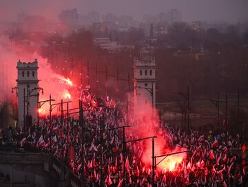 Uczestnicy Marszu Niepodległości na&nbsp;Moście Poniatowskiego w&nbsp;Warszawie