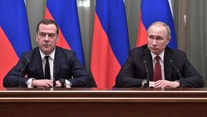 Miniatura: Miedwiediew publicznie krytykuje Putina....