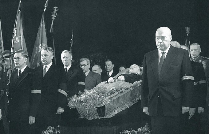 Pogrzeb Bieruta. Widoczni m.in. Edward Ochab i&nbsp;J&oacute;zef Cyrankiewicz