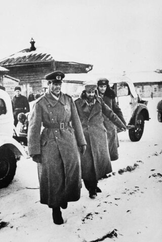 Bitwa stalingradzka. Friedrich Paulus (po lewej), wraz z&nbsp;szefem sztabu, gen. Arturem Schmidtem (w środku) i&nbsp;doradcą, płk. Wilhelmem Adamem (po prawej), po&nbsp;kapitulacji