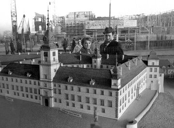 Makieta Zamku Królewskiego ustawiona na placu Zamkowym, 1972 