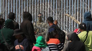 Masy nielegalnych imigrant&oacute;w napływają do&nbsp;Stan&oacute;w Zjednoczonych przez Meksyk