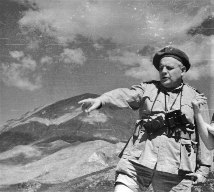 Melchior Wańkowicz po bitwie o Monte Cassino na szczycie „Widma”; w tle Monte Cairo; maj 1944