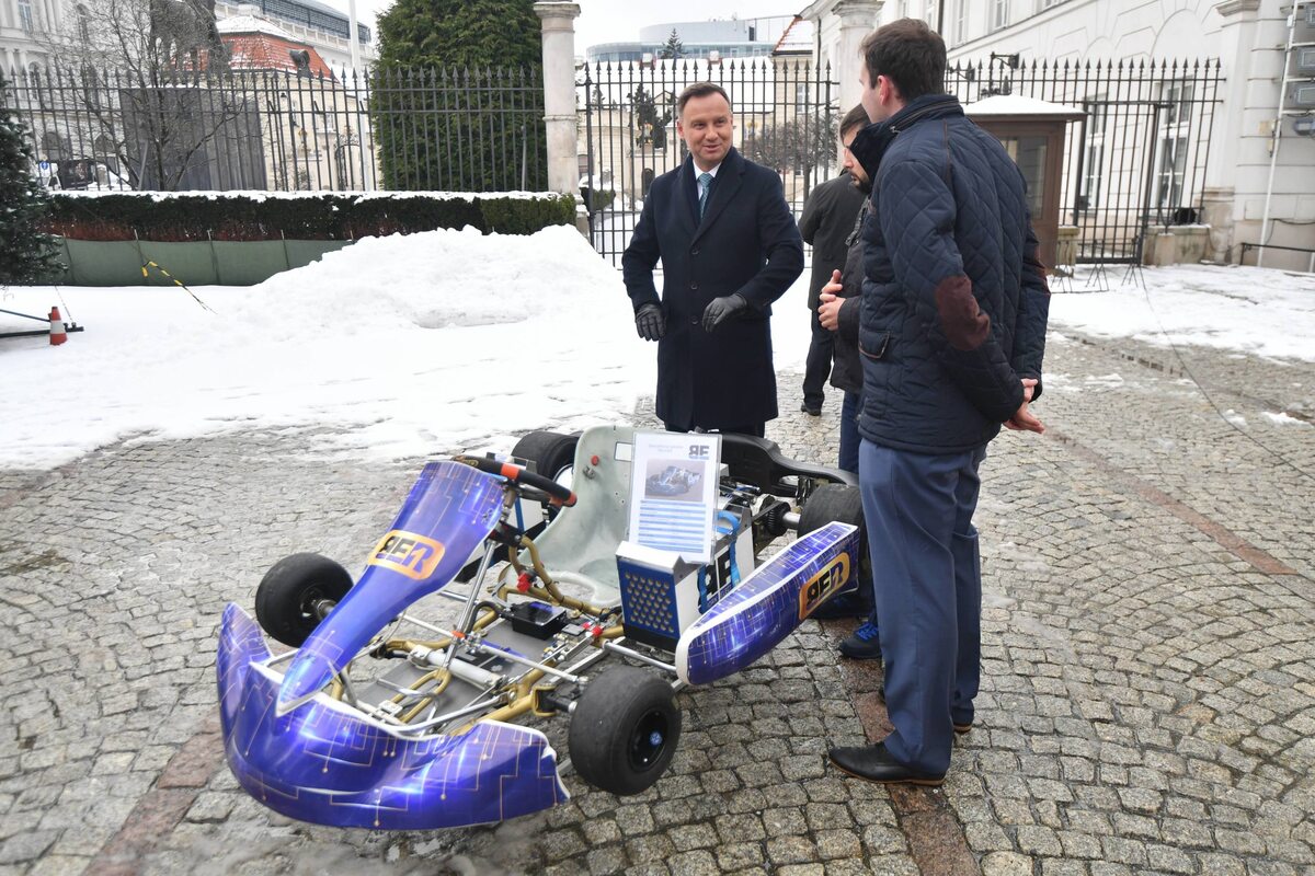 Prezydent Andrzej Duda podczas prezentacji pojazdów elektrycznych po konferencji „Technologie przyszłości. Elektromobilność” 